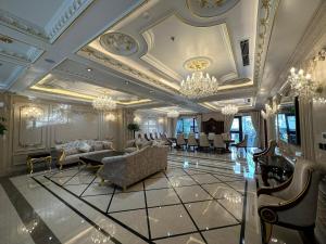 Bồ SơnKinh Bắc Palace Hotel的一个带吊灯和天花板的大客厅