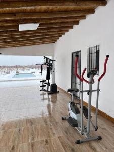 图努扬Casa full equipada (villa seca)的一个带数台跑步机和游泳池的健身房