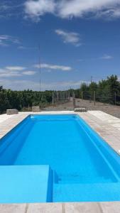 图努扬Casa full equipada (villa seca)的一座位于房子顶部的大型蓝色游泳池