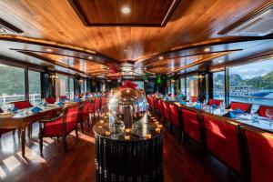 下龙湾Halong Dragon Bay Cruise的火车上的餐桌,带桌椅