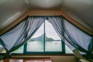 爱妮岛Bangka Hostels的船上的窗户,享有水景