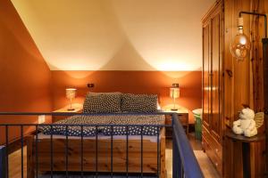 塞斯托拉Il Nido的一间卧室配有一张床和两张台灯。