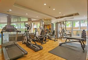 芭堤雅市中心Nova Gold Hotel Pattaya的健身房设有数台跑步机和椭圆机