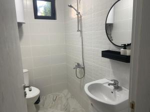 比亚拉Villa Sea House 2的白色的浴室设有水槽和镜子