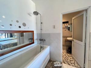 富国SOHO 1 PHÚ QUỐC的带淋浴和镜子的浴室