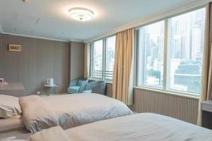 香港皇后超級管家的酒店客房设有两张床和窗户。