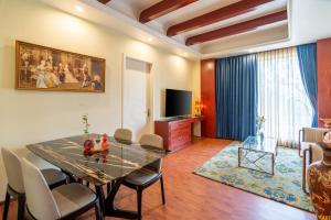 赖布尔Hukam's Lalit Mahal的客厅配有餐桌和电视