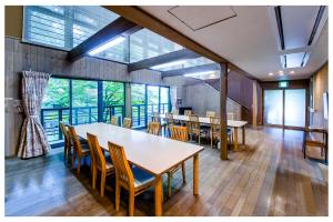 Yabu但馬長寿の郷　宿泊棟「夢」ロッジ的用餐室设有桌椅和窗户。