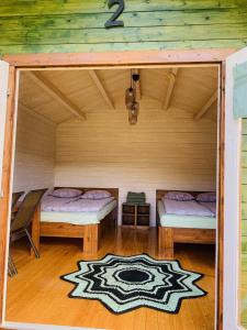 珀尔瓦Orupõhja kämpingud ja telkimisala的小木屋内带两张床的房间