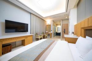 NajuHotel Core的酒店客房设有一张大床和一台电视。