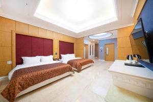 NajuHotel Core的配有天窗的酒店客房的两张床