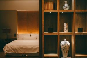 西安西安威斯汀大酒店的一间卧室设有一张床和一个书架