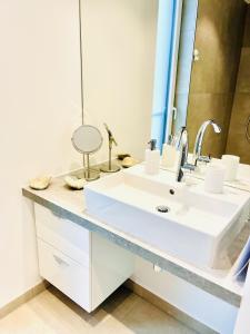 拉博埃Floating Home Nr 1的浴室设有白色水槽和镜子