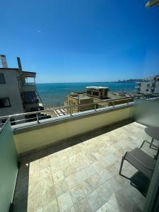 都拉斯Split Rooftop Suites的海景阳台。