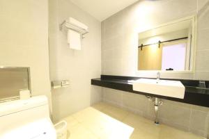 NajuLake 45 Hotel的一间带水槽、镜子和卫生间的浴室