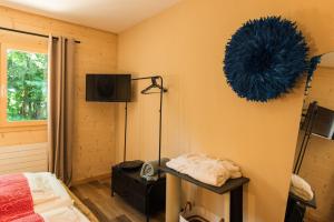 格里翁Le Wafo的一间卧室配有一张床,墙上挂着蓝色花圈