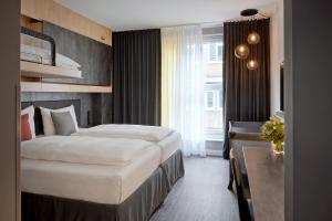 汉堡THE SCOTTY Hotel Hamburg的酒店客房设有两张床和窗户。