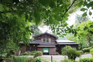 小松市Denpaku Komatsu的森林中间的木屋