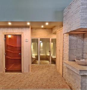 奥托佩尼RIN Airport Hotel的客房设有带椅子和门的浴室。