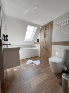 KazicheneХотел BLISS的浴室配有卫生间、盥洗盆和淋浴。