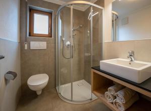 拉维拉Garnì Lasteis B&B - apartments的带淋浴、盥洗盆和卫生间的浴室
