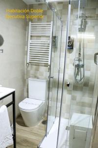 拉拉斯特里拉文塔玛谷罗酒店的一间带卫生间和玻璃淋浴间的浴室