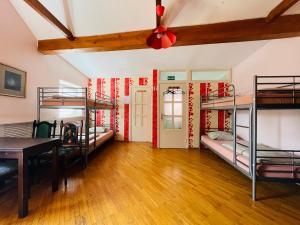 维尔纽斯米卡洛旅舍的客房设有三张双层床和一张桌子。