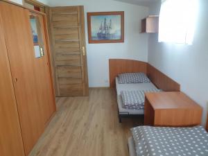 科沃布热格Szumi domek的小房间设有两张床和一扇门