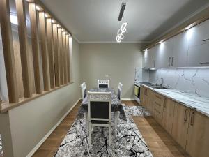波格拉德茨Ledio’s Luxury Apartment的厨房配有桌子和台面
