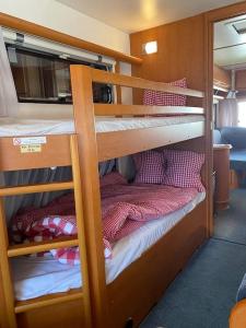 阿绍***** Camping Aufenfeld - Sonnenglückhütte的船上的两张双层床