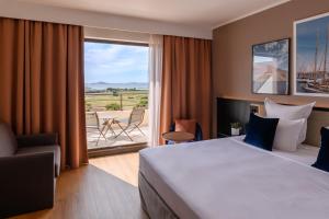 马赛金色郁金香马西利亚别墅酒店的酒店客房设有一张床和一个阳台。