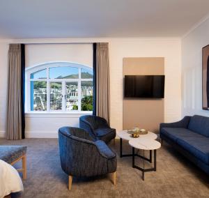 开普敦Victoria & Alfred Hotel by NEWMARK的客厅配有沙发和桌子