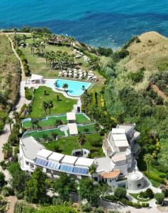 帕尔盖利亚Infinity Resort Tropea的享有带游泳池的度假村的空中景致