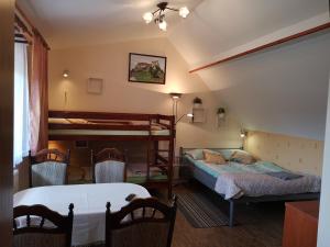NiedzicaNoclegi Arenda的一间客房配有两张床和两张双层床。