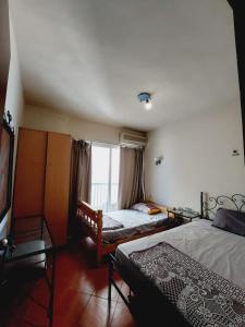 阿莱曼Prime chalet in Golf Porto Marina resort new Alamein的一间卧室设有两张床和窗户。
