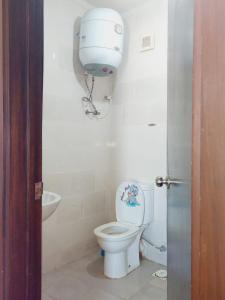 阿莱曼Prime chalet in Golf Porto Marina resort new Alamein的一间带卫生间和水槽的浴室