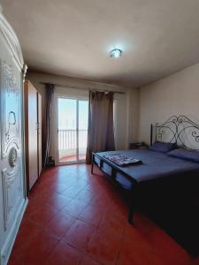 阿莱曼Prime chalet in Golf Porto Marina resort new Alamein的一间卧室设有一张大床和一个大窗户
