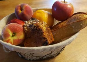 圣帕尔杜D'En Haut tentes suspendues的桌上一碗水果,配以苹果和面包