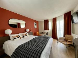 托农莱班巴拉丁斯公寓酒店的配有一张大床和镜子的酒店客房