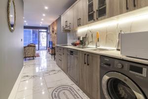 伊斯坦布尔Amazing Flat near Kennedy Avenue in Fatih的厨房配有洗衣机和水槽