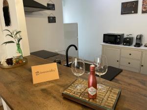 里亚萨Apartamento Marcajada的一张桌子,上面放着两杯酒和一瓶葡萄酒