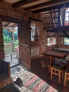 DelčevoTraditional Cottage - Vila Samovila的客厅设有木门和桌子