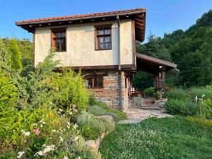 DelčevoTraditional Cottage - Vila Samovila的一座石头房子,前面设有花园