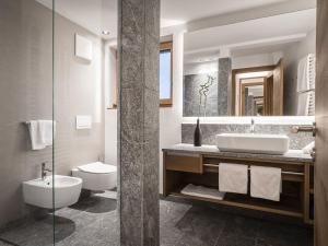 拉维拉拉梅君酒店的一间带水槽、卫生间和镜子的浴室