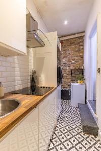 伦敦Prime Location - Cosy Apartment near Emirates Stadium的厨房配有水槽和台面