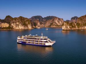 下龙湾Halong Dragon Bay Cruise的一艘在大水体上的游轮