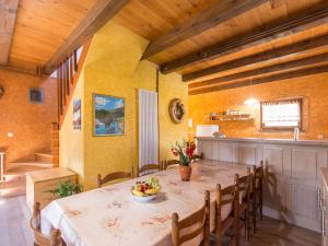 Brod MoraviceTranquil Holiday Home in Kvarner near Kupa River的一间大餐厅,配有桌椅
