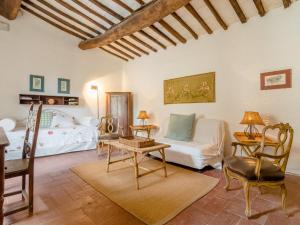 卡尔米尼亚诺Cosy Farmhouse in Bacchereto with Swimming Pool的客厅配有沙发和桌子