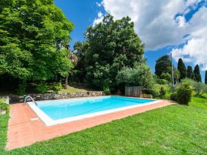 卡尔米尼亚诺Cosy Farmhouse in Bacchereto with Swimming Pool的院子里游泳池的形象