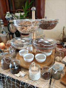 里布尼茨达姆加滕珀尔博登酒店的一张桌子上放着许多碗和盘子